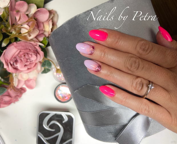 Neonově růžová modeláž doplněná lila ombré s třpytkami