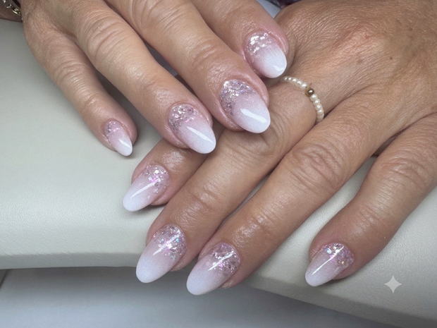 Babyboomer, bílo růžové ombré s třpytkami u lůžka